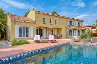 Ferienhaus mit Pool und Meerblick