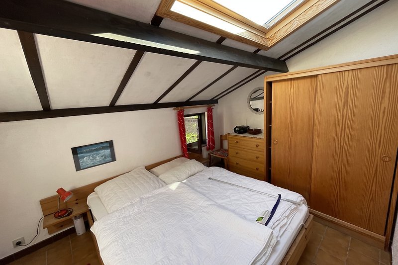 großes Schlafzimmer unten - 160 Bett