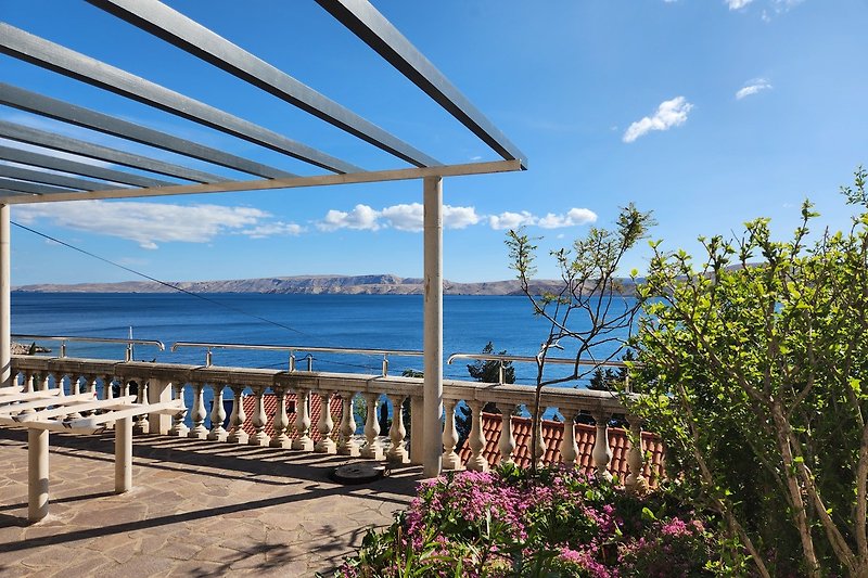Pergola mit Sonnen- und Schattenbereichen.