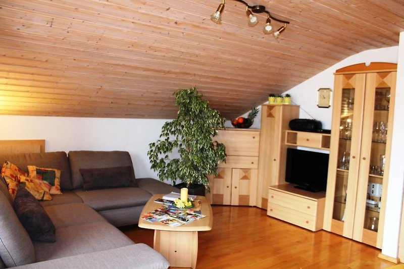 Wohnzimmer m. gemütl. verstellbarer Couchgarnitur für 5 Pers. u. dir. Zugang z. Balkon
