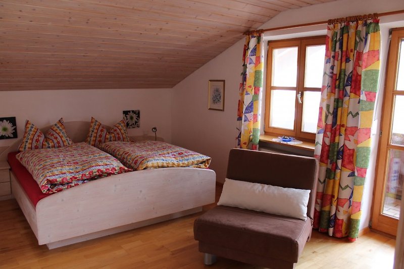 Schlafzimmer mit Zustellbett u. 4-tlg. Kleiderschrank sowie Zugang zum Balkon