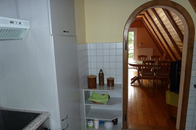 Küche mit Blick ins Wohnzimmer