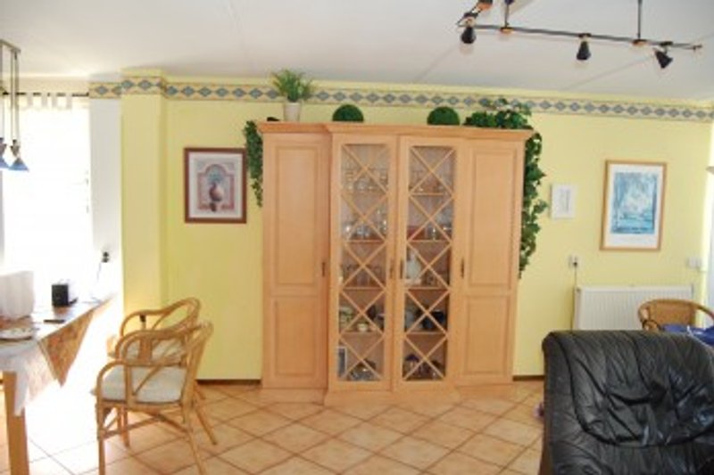 Blick ins mediterrane Wohnzimmer mit hellen Wandfarben und Pinienmöbeln