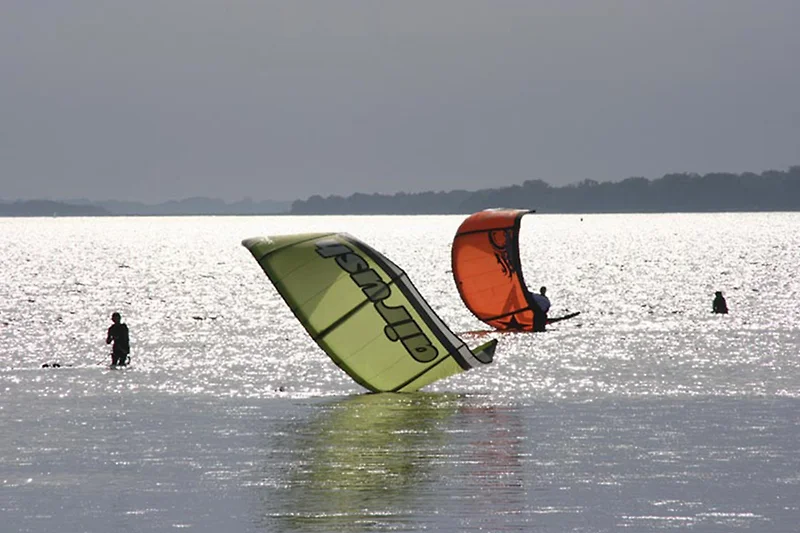 Kitesurfer auf dem Haff
