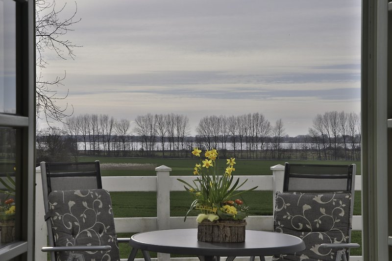 Balkon mit Blick aufs Wasser