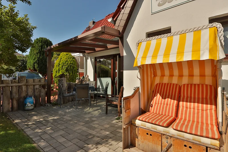 Terrasse mit Strandkorb