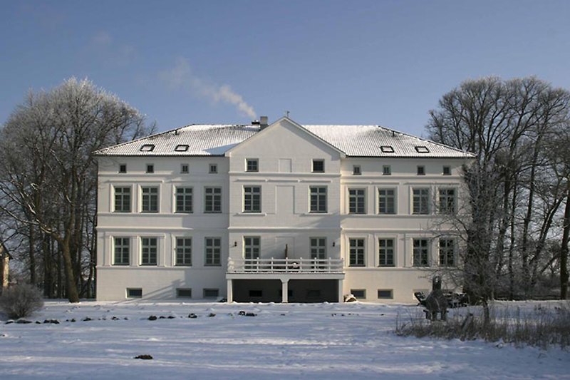 Rückseite des Herrenhauses im Winter