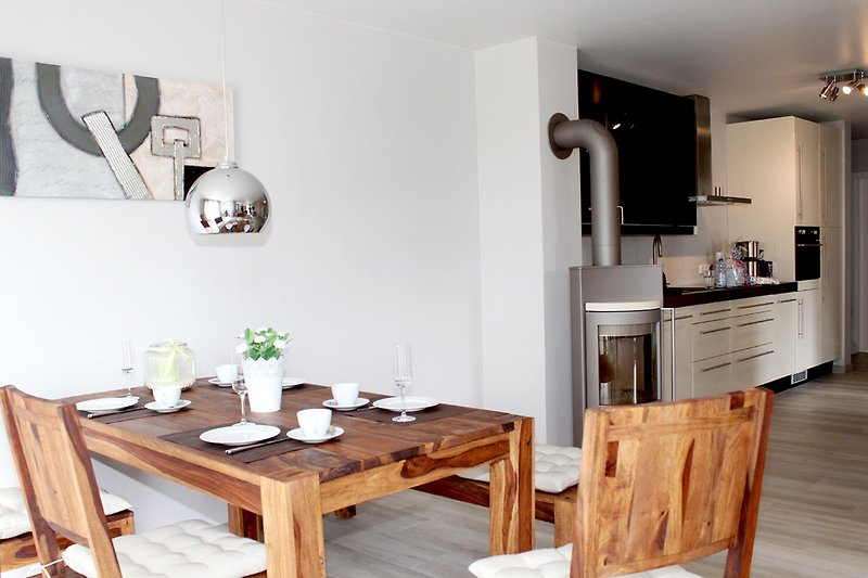 moderne, helle Wohnung mit Kamin