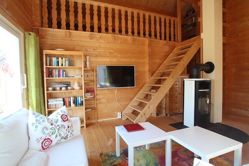 Wohnzimmer mit Treppe zum Alkoven