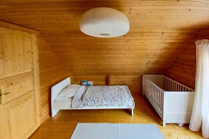 Einzelbett+Kinderbett im Schlafzimmer