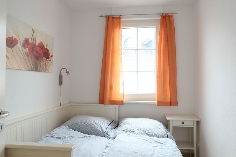 2. Schlafzimmer mit Rollbett