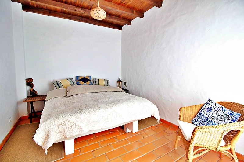 Gemütliches Schlafzimmer mit Holzmöbeln und stilvoller Einrichtung.