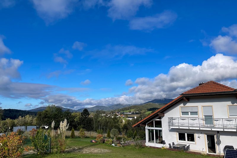 Ferienhaus Sonnenwald mit Blick auf den Brotjacklriegl (1000m)  im Sonnenwald