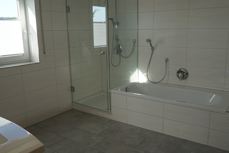 Badezimmer mit Dusche und Badewanne (EG + OG)