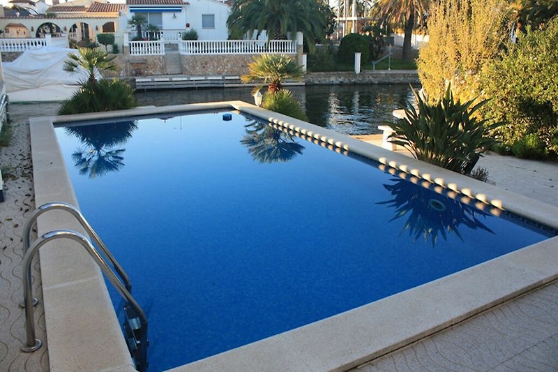 Villa mit Pool und 12m Bootsanleger in Empuriabrava am Kanal