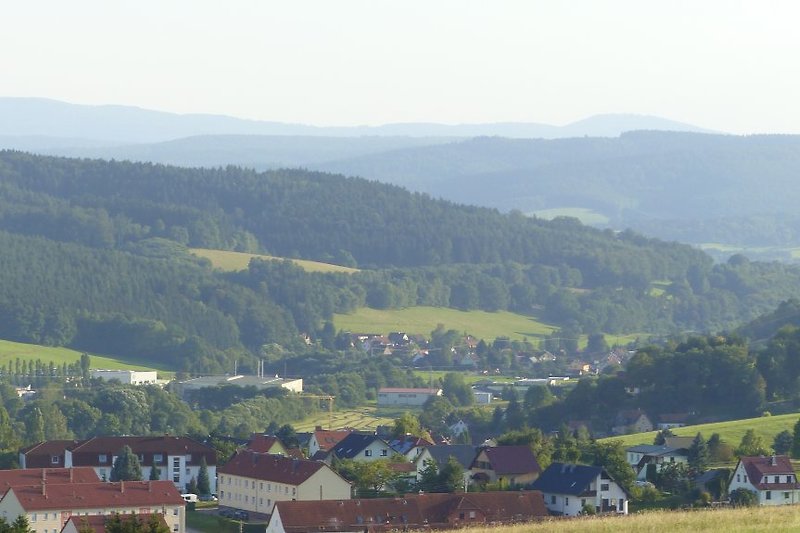 Herrliche Aussicht  auf den Südwesthang des Thüringer Waldes und seine kleinen Ortschaften