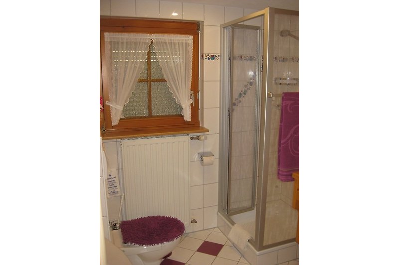 Moderne Badezimmerausstattung mit Dusche und stilvollem Design.