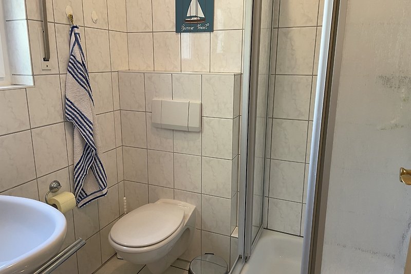 Badezimmer im EG mit Toilette, Waschbecken, Dusche.