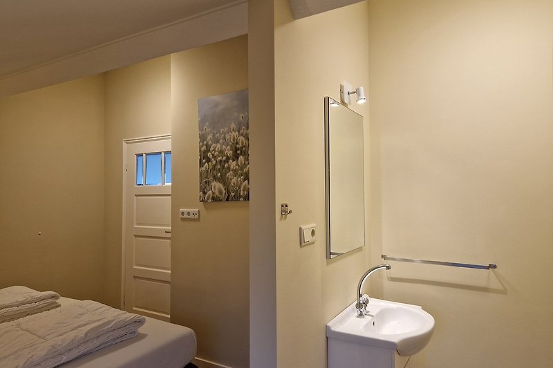 Modernes Badezimmer mit elegantem Design und stilvoller Beleuchtung.