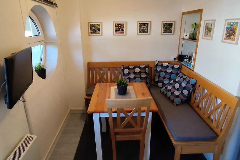 Wohnküche mit Eckbank, Esstisch, Tv