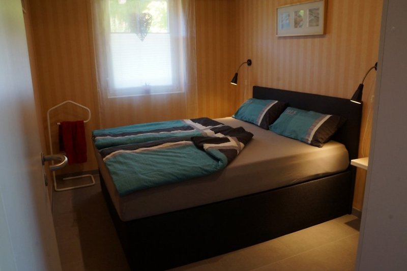 Schlafzimmer mit Boxspringbett