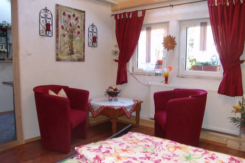 Modernes Schlafzimmer mit rotem Vorhang, Holzmöbeln und pinken Akzenten.