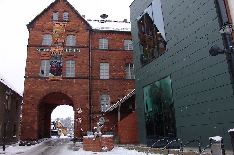 Historisches Gebäude mit Schnee und mittelalterlicher Architektur.