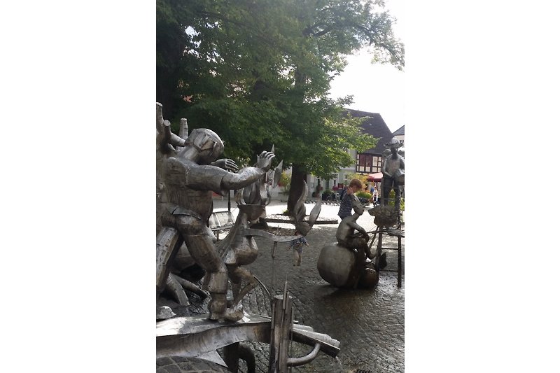 Bronze Skulptur und Soldat im Freien.
