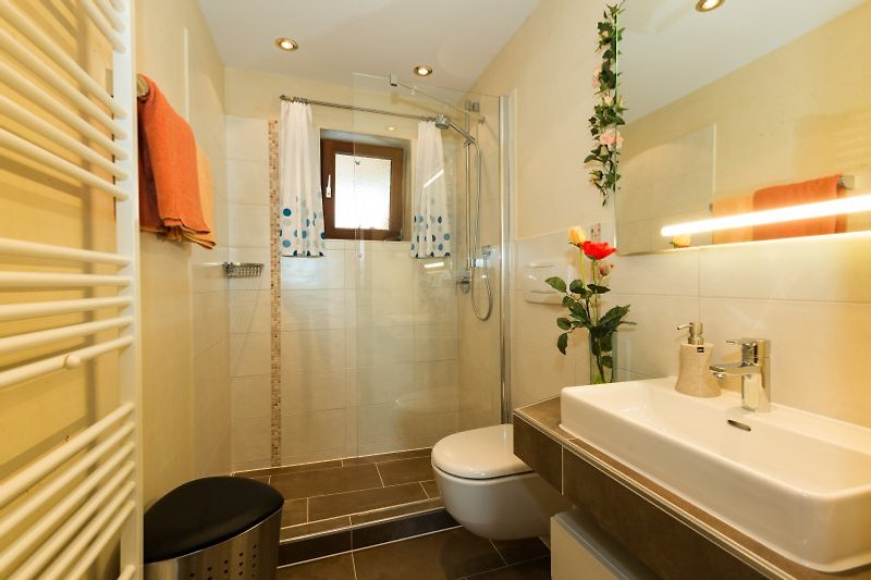 Neu renoviertes Badezimmer mit ebenerdiger Dusche