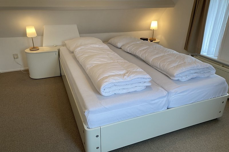 Ein Auping-Bett (160 x 200) mit dazugehörigen Nachttischen.