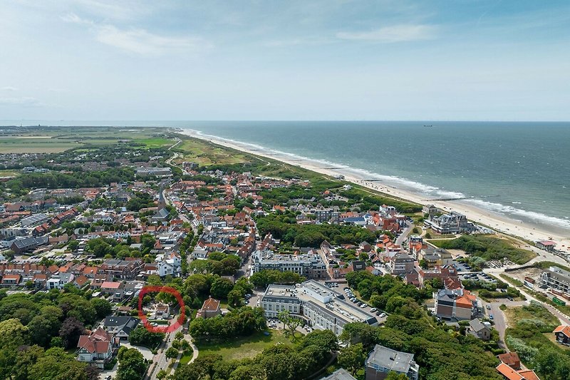 Das Ferienhaus liegt im roten Kreis, nur wenige Gehminuten vom Strand entfernt. Am Haus sind 2 Parkplätze vorhanden.
