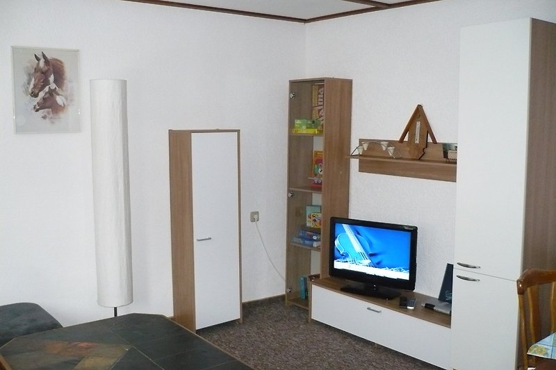 Wohnzimmer mit stilvoller Einrichtung und Unterhaltungszentrum.