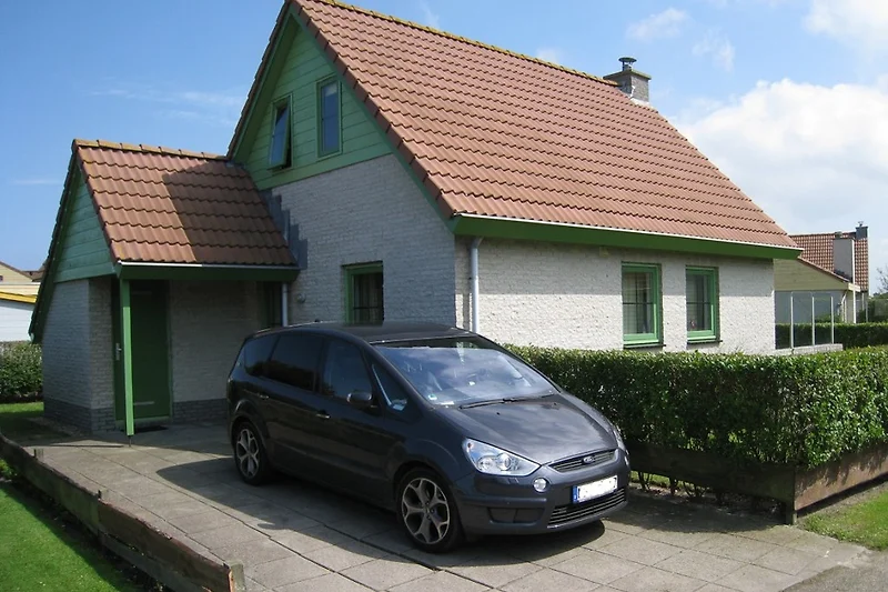 Privater Parkplatz direkt am Haus mit bequemer Zufahrt und PKW-Stellplatz.