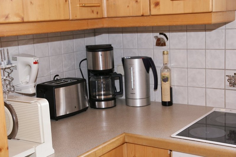 Küchenequipment: Toaster, Kaffeemaschine, Wasserkocher, Brotschneidemaschine, Mixer