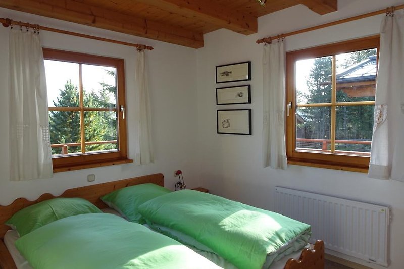 Schlafzimmer 1 mit großem Doppelbett (Bettdecken in Komfortgröße 220 x 155 cm) allergikerfreundlich