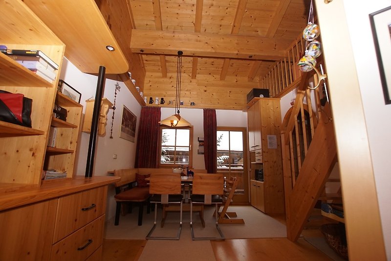 Essbereich 4 Gäste mit Kinderhochstuhl für die Kleineren, offener Dachstuhl mit Hüttenfeeling - modern und komfortabel