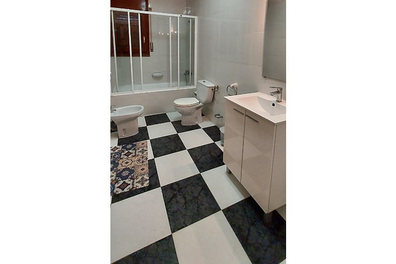 Modernes Badezimmer mit elegantem Waschbecken und Fliesen.