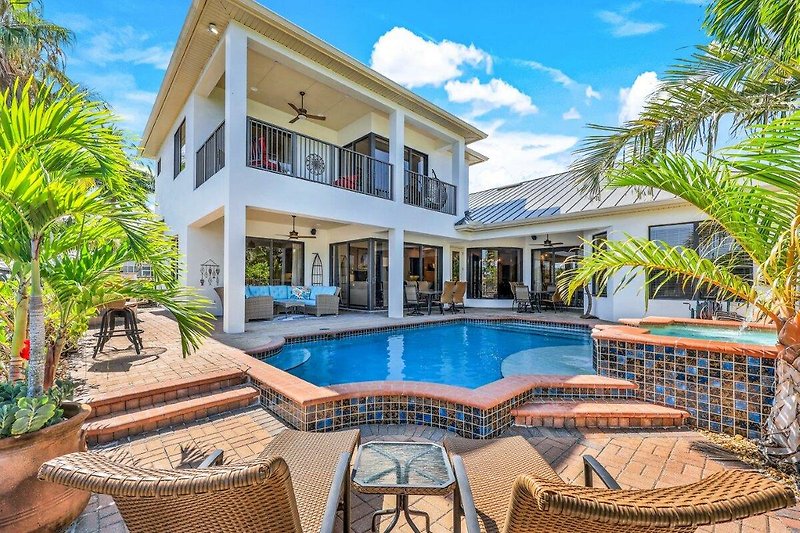 Luxuriöse Ferienwohnung mit Pool, Palmen und Meerblick.