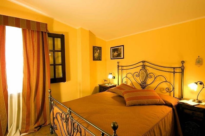 Schlafzimmer mit Doppelbett Ivoni 2
