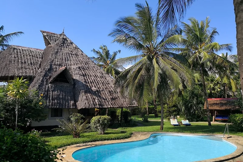 Villa Kusini mit Privatpool auf 1600qm tropisch bewachsenem Grundstück