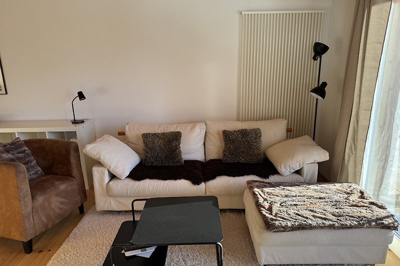 Wohnzimmer mit bequemen Sofa und Ausblick