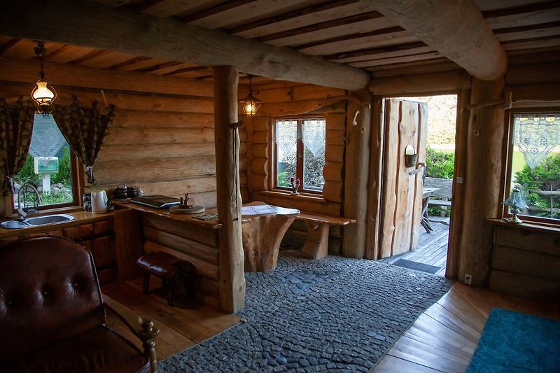 Gemütliches Ferienhaus mit rustikalem Holzinterieur und gemütlicher Einrichtung.