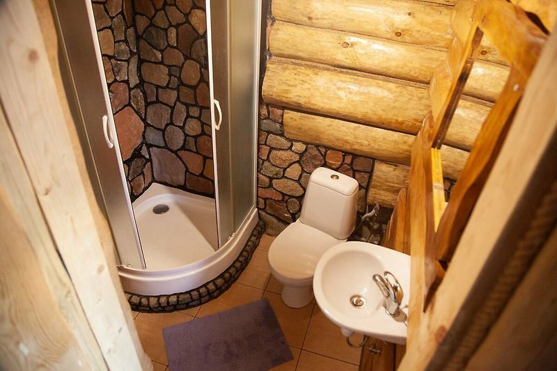 Ein stilvolles Badezimmer mit Holzakzenten und modernen Armaturen.