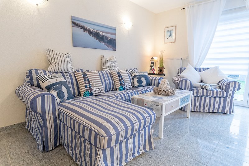 Gemütliches Wohnzimmer mit blauer Couch und Holzmöbeln.
