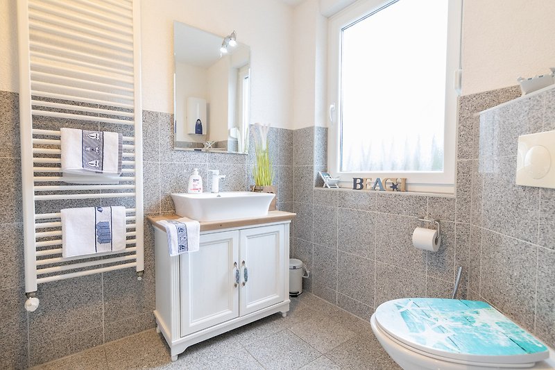 Tageslicht Badezimmer mit  Waschbecken, WC, Dusche und Waschmaschine im EG