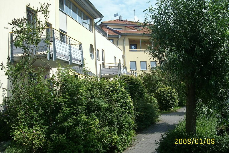 Gepflegter Innenhof mit Blick auf den Balkon zur Fewo am Ostseestrand.