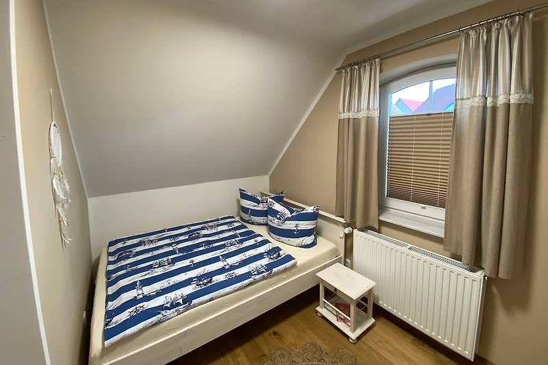 Schlafzimmer Landseite Doppelbett 1,40 x 2,00 m und einem Einzelbett