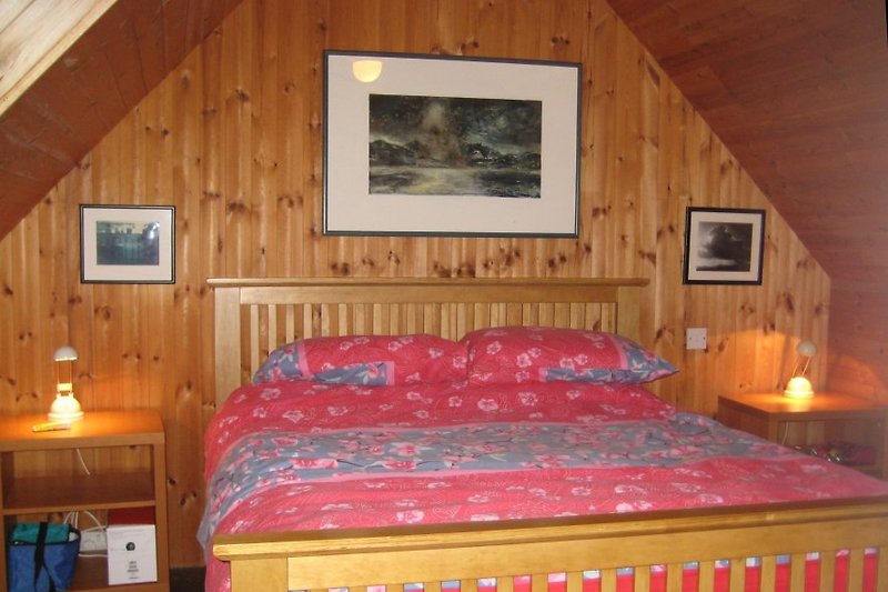 Schlafzimmer mit Doppelbett - oben