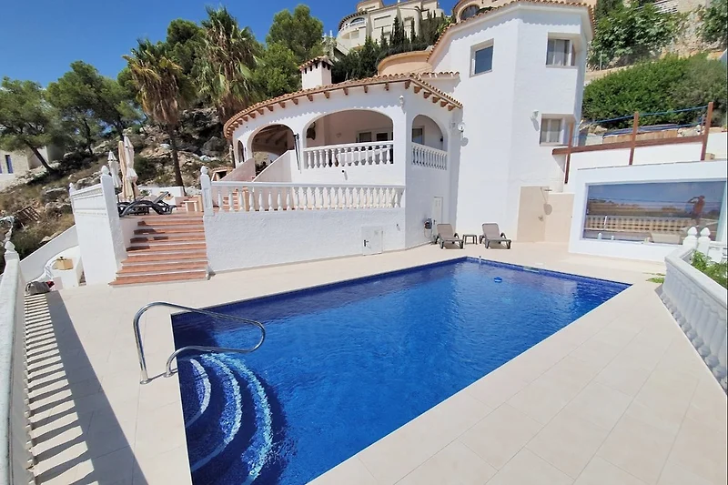 mit Jacuzzi und Sauna am privaten Pool