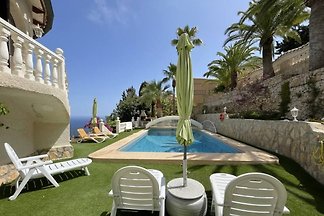 Villa con piscina e vista mare
